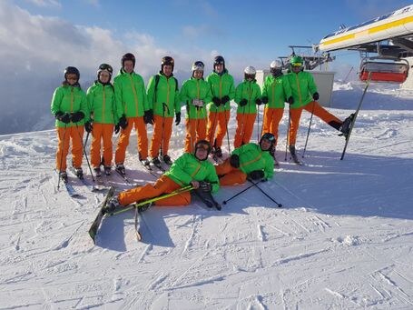 Skikurs – Gruppenfoto auf der Piste